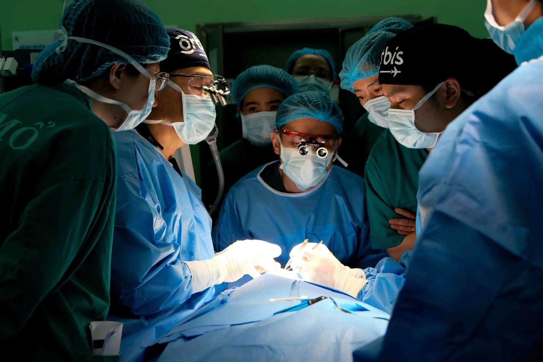 Bác sĩ Minh trao đổi chuyên môn cùng chuyên gia Orbis