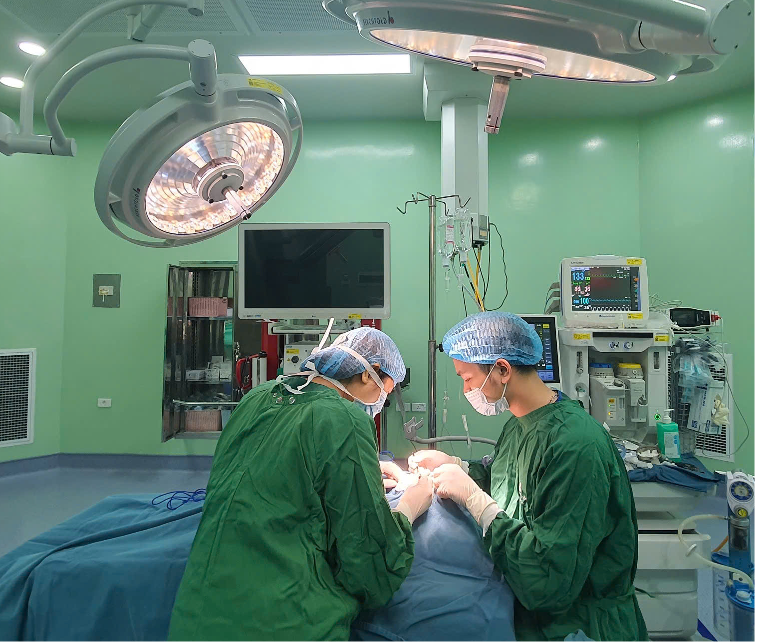 Bác sĩ Nguyễn Văn Minh trong phòng mổ