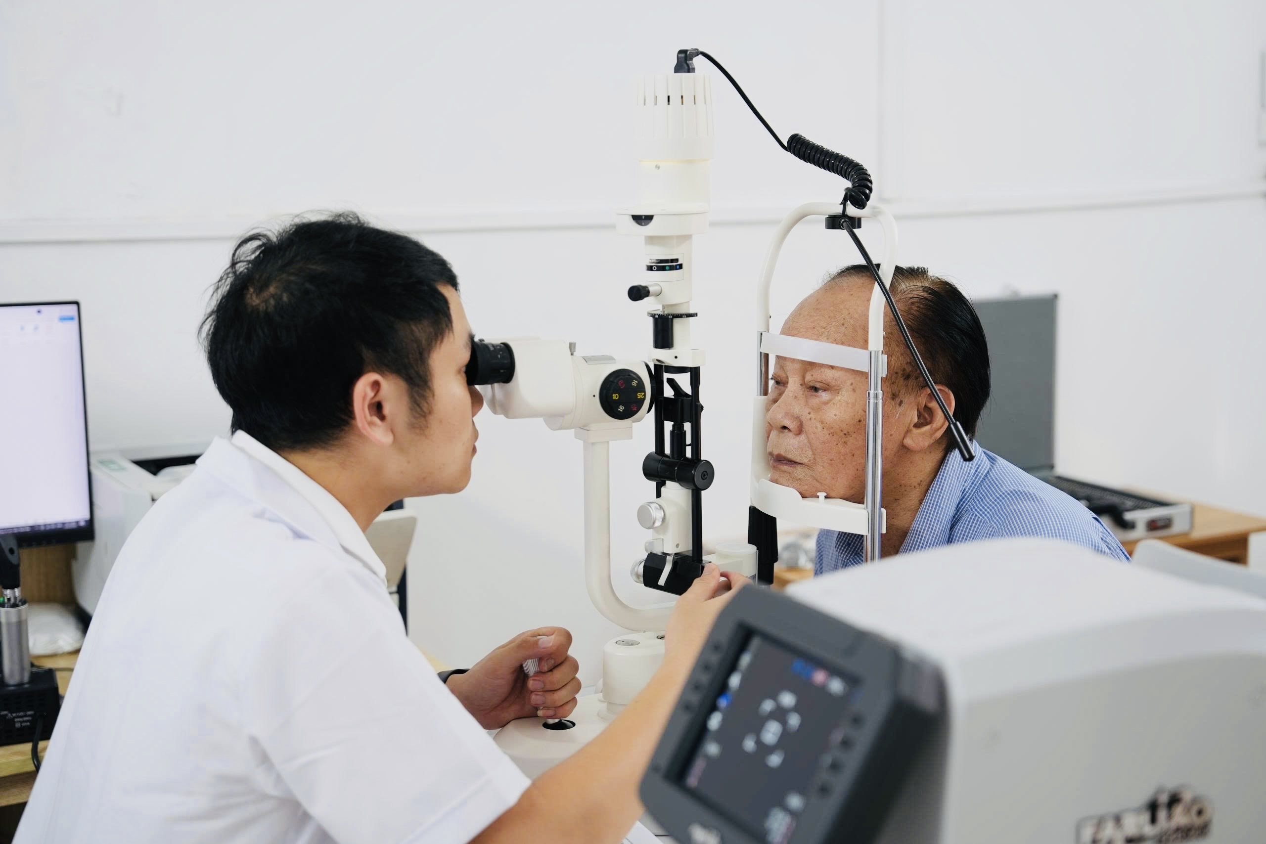 Bác sĩ Nguyễn Văn Minh khám mắt cho trẻ
